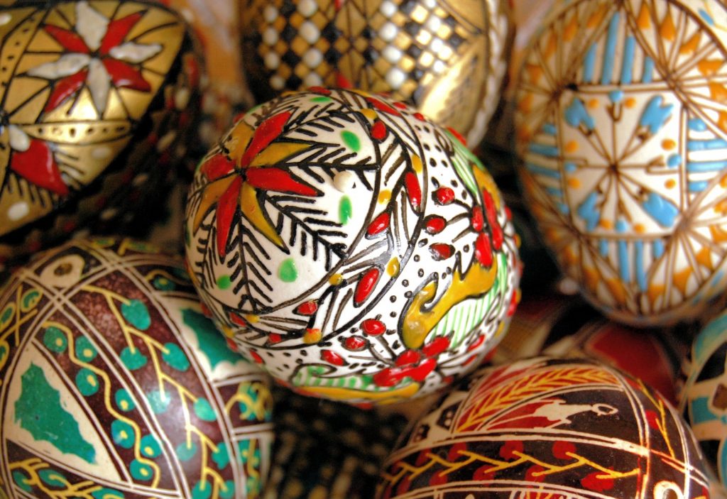 De la vlădică la opincă, Paștele la Iași - Ouă încondeiate de Paște